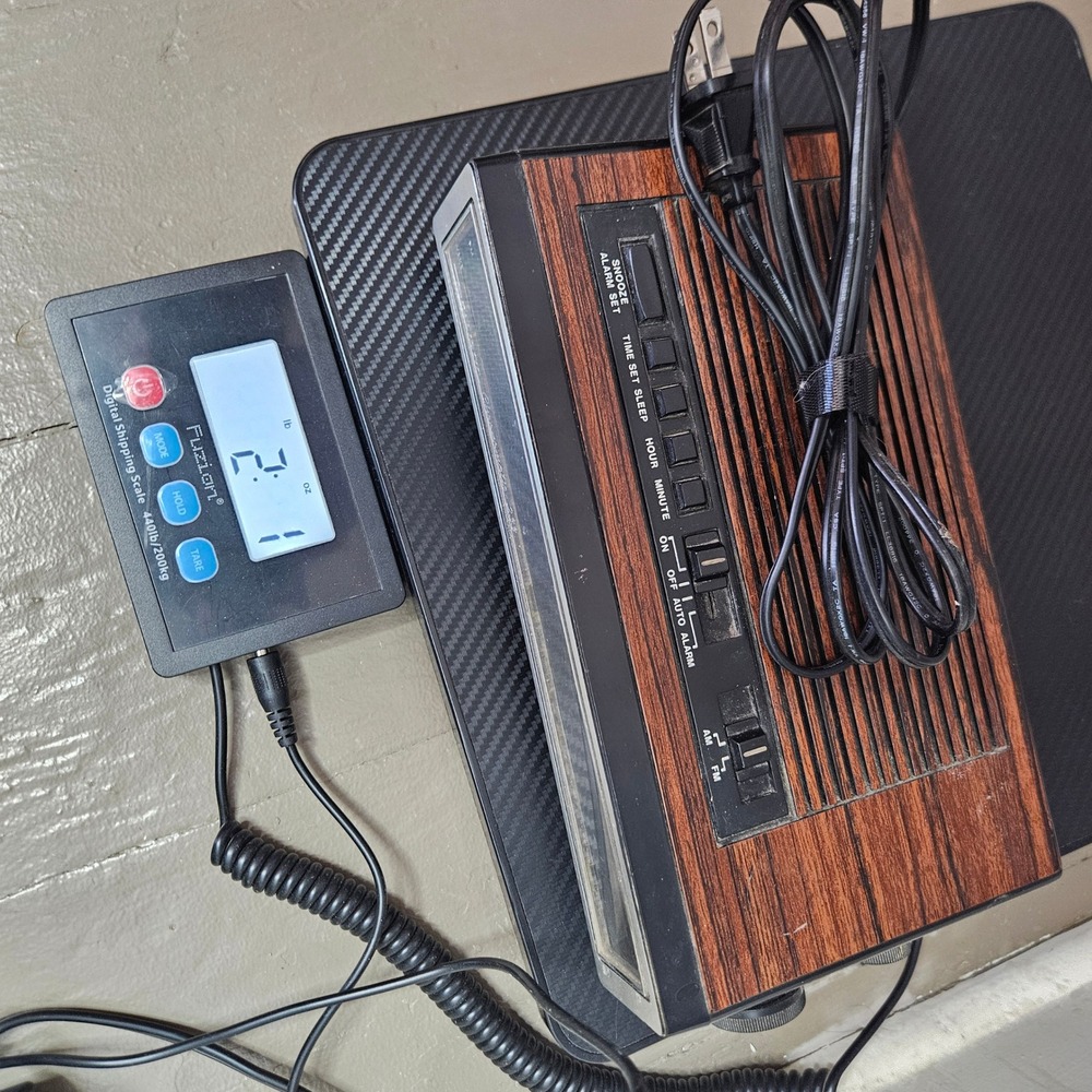 Realistic Chronomatic-233 AM/FM Digital Alarm Clock Radio Woodgrain 12-1540 Vtg - Picture 9 of 9